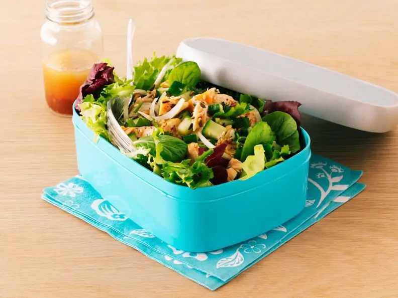 Gemischter Blattsalat mit Gurke und Lachs