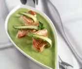 Spargelcremesuppe mit Fisch