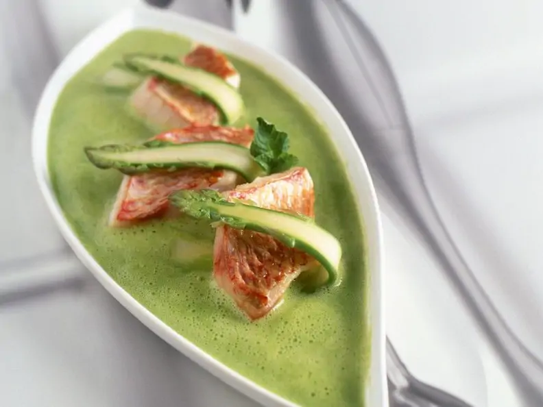 Spargelcremesuppe mit Fisch