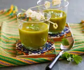 Spinat-Koriandersuppe mit Käse-Spießchen