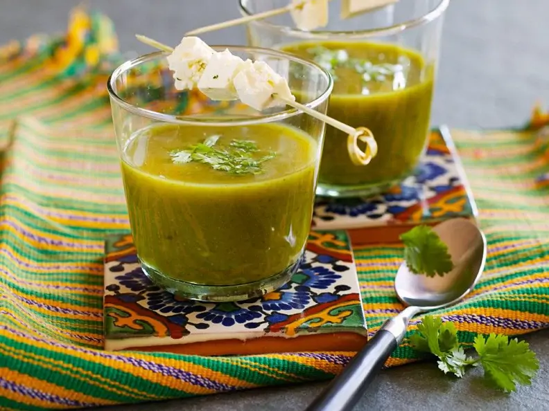 Spinat-Koriandersuppe mit Käse-Spießchen