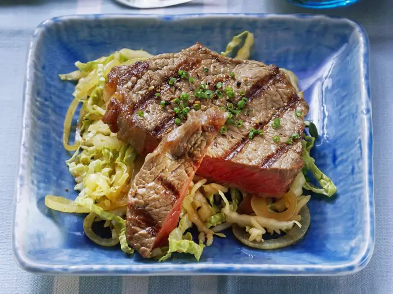 Steaks vom Grill mit Wirsinggemüse