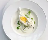 Spargelsuppe mit Ei