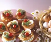 Frischkäse-Windbeutel mit Ei und Tomate