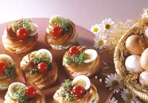 Frischkäse-Windbeutel mit Ei und Tomate