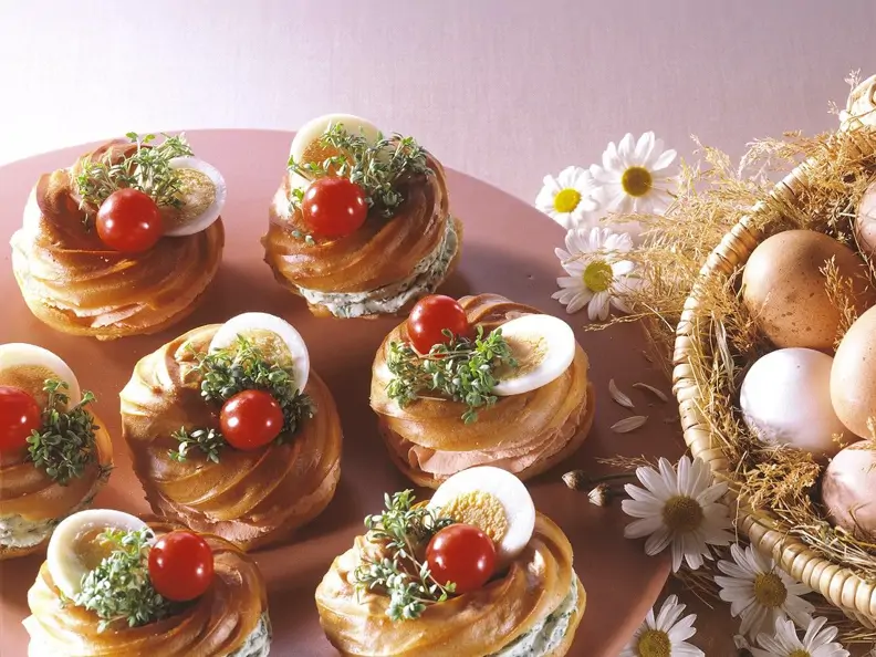Frischkäse-Windbeutel mit Ei und Tomate