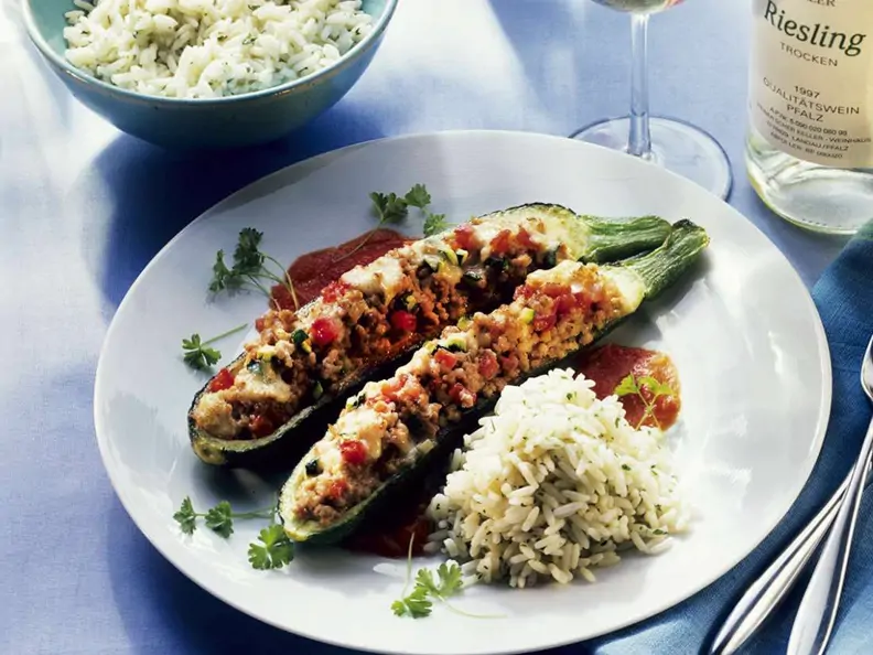 Zucchini mit Reis-Hackfleisch-Füllung