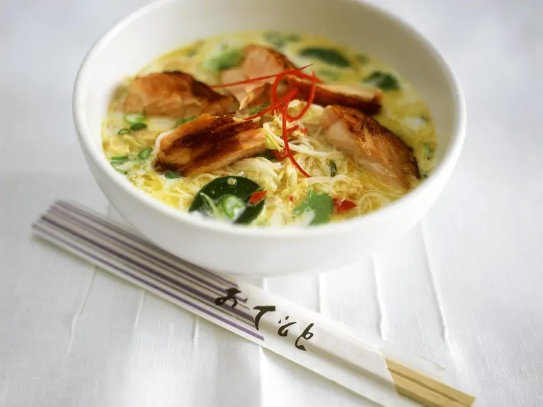 Nudel-Lachs-Curry mit Kokosmilch