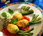 Gefüllte Zucchiniblüten mit Tomatensauce