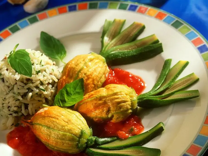 Gefüllte Zucchiniblüten mit Tomatensauce