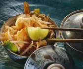 Reisnudeln mit Shrimps und Sprossen