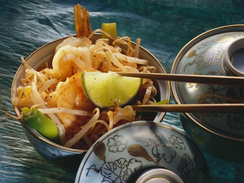 Reisnudeln mit Shrimps und Sprossen