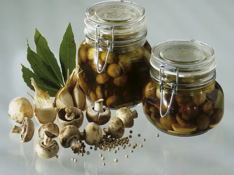 Eingelegte Champignons