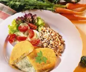 Panierte Gemüsebratlinge mit Reis und Sauce