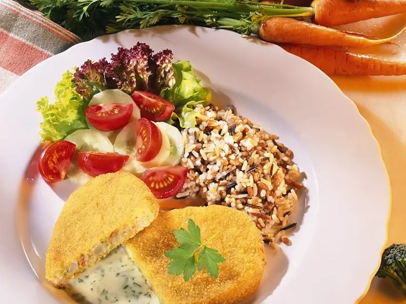 Panierte Gemüsebratlinge mit Reis und Sauce
