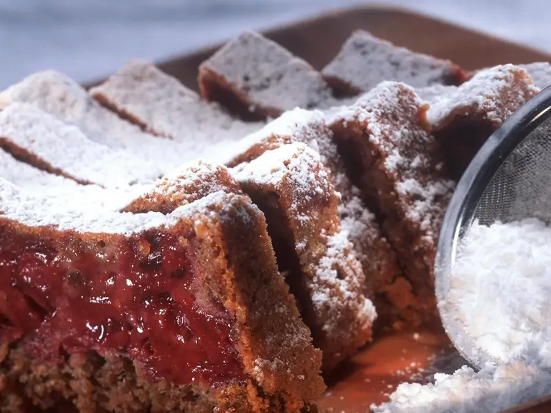 Süßer Schwarzbrot-Kirschkuchen