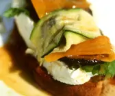 Gebratenes Gemüse mit Ziegenkäse auf Crostini