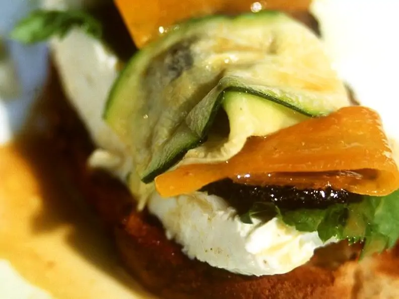 Gebratenes Gemüse mit Ziegenkäse auf Crostini