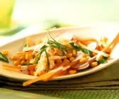 Bunter Maissalat mit Radieschen, Möhren und Kräuterdressing