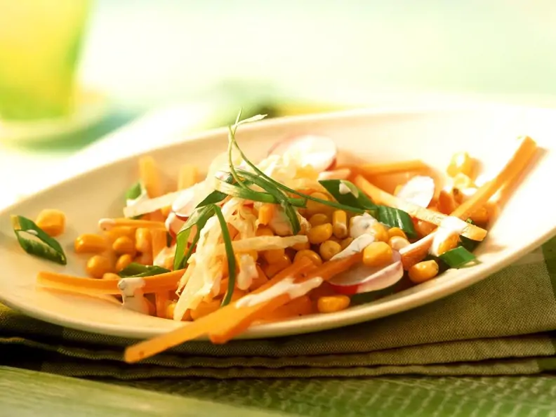 Bunter Maissalat mit Radieschen, Möhren und Kräuterdressing