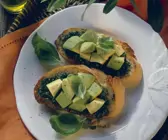 Röstbrot mit Kräuterpesto und Avocado