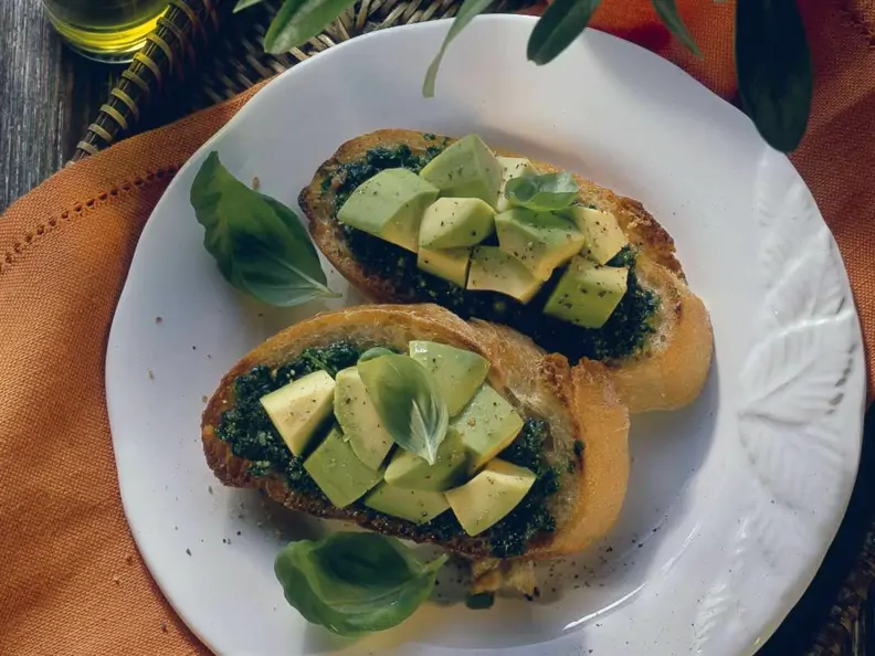 Röstbrot mit Kräuterpesto und Avocado