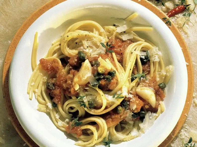 Spaghetti mit würziger Tomatensauce