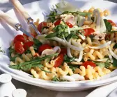 Tomaten-Nudel-Salat mit Rucola und Pilzen