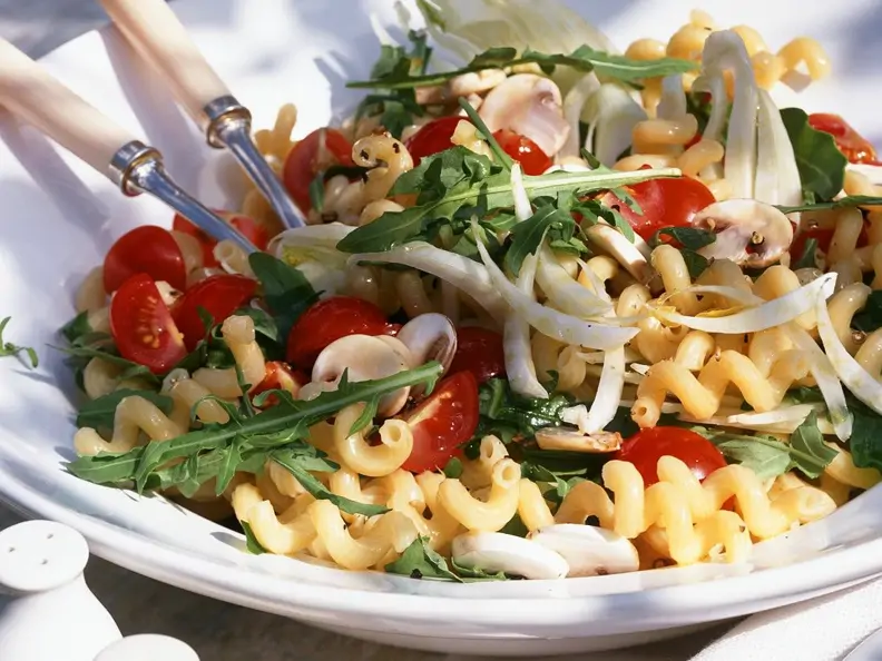Tomaten-Nudel-Salat mit Rucola und Pilzen