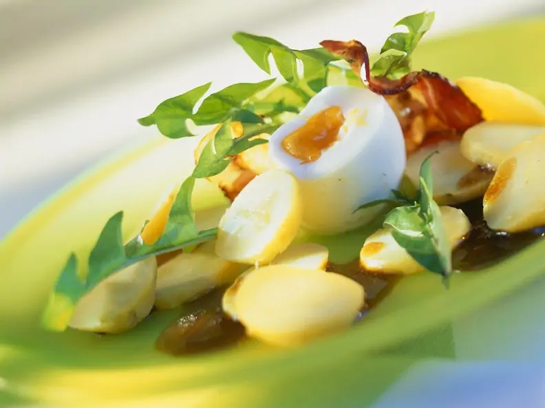 Kartoffeln mit Löwenzahn, Speck und Ei
