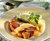 Gebratenes Kasseler mit Kräuterpüree und Sauce