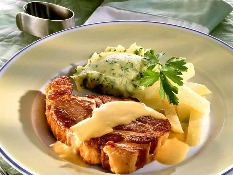 Gebratenes Kasseler mit Kräuterpüree und Sauce