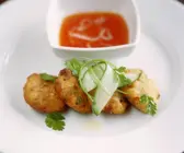 Krebsfleischpflanzerl mit Mais und Chilisauce