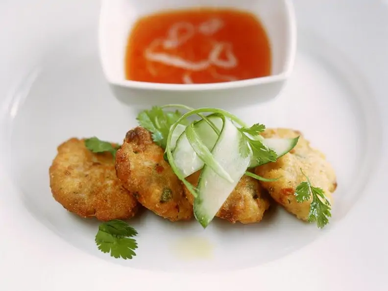Krebsfleischpflanzerl mit Mais und Chilisauce