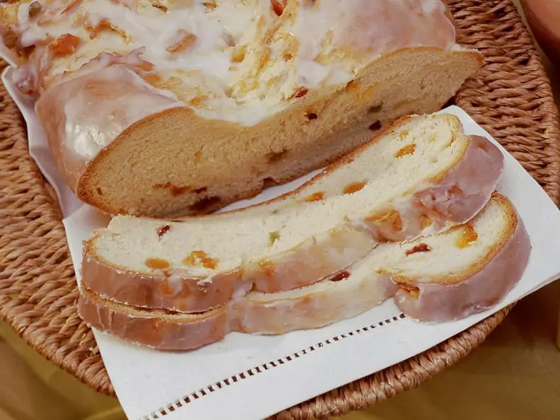 Hefezopf mit Trockenfrüchten