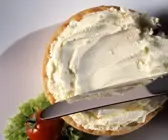 Cracker mit Frischkäseaufstrich