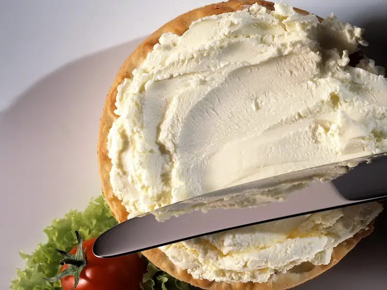Cracker mit Frischkäseaufstrich
