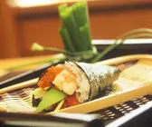 Bunte gefüllte Sushi-Tüten