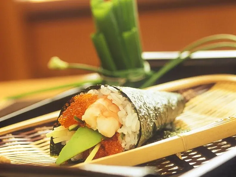 Bunte gefüllte Sushi-Tüten