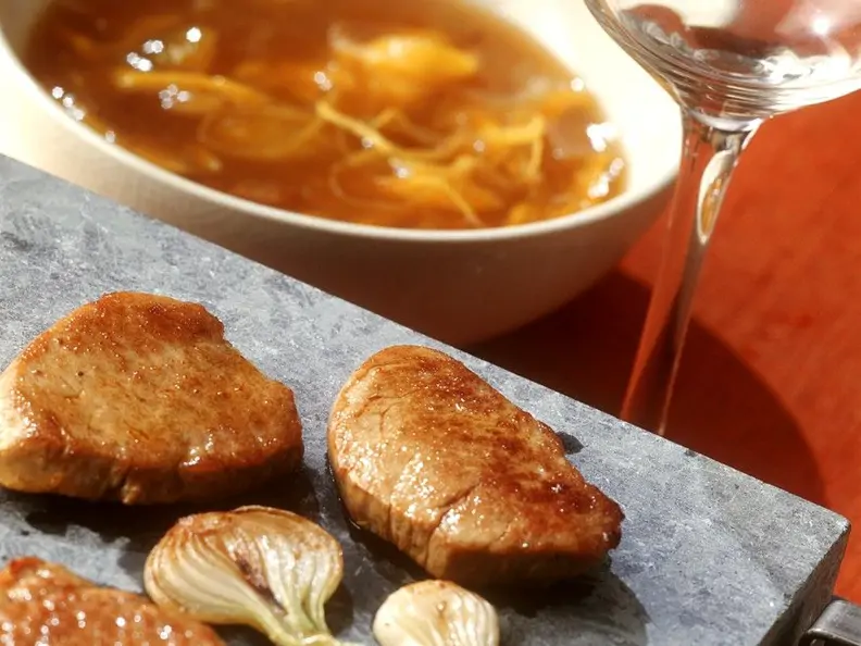 Gebratenes Schweinefilet mit Weißweinsauce