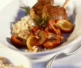 Pikantes Zwetschgenragout mit Reis und gebratenen Lammkoteletten