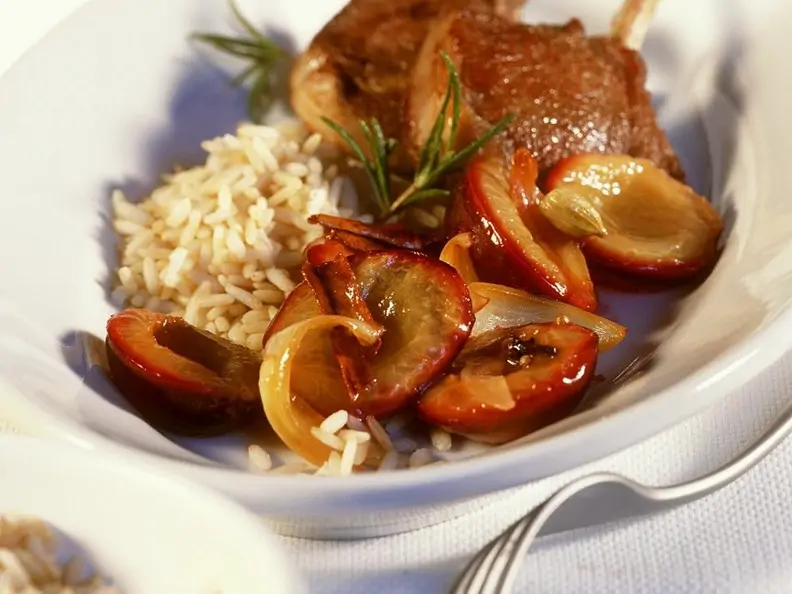 Pikantes Zwetschgenragout mit Reis und gebratenen Lammkoteletten