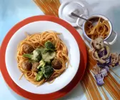 Tomatenspaghetti mit Fleischbällchen und Brokkoli