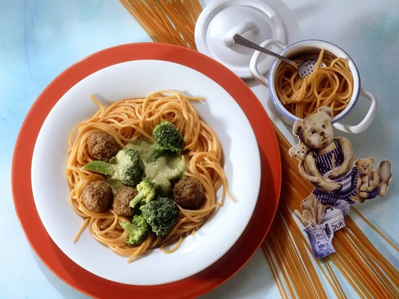 Tomatenspaghetti mit Fleischbällchen und Brokkoli