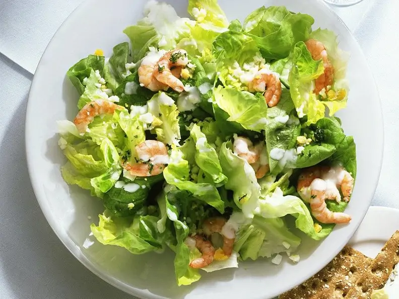 Kopfsalat mit Shrimps