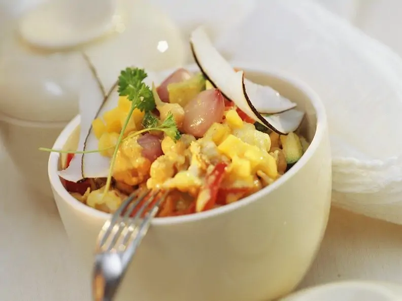 Gemüse-Kokos-Curry mit Mandelsauce und Mango
