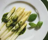 Weißer Spargel mit Kräuteröl