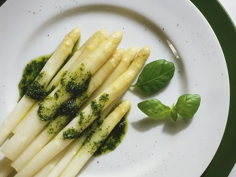 Weißer Spargel mit Kräuteröl