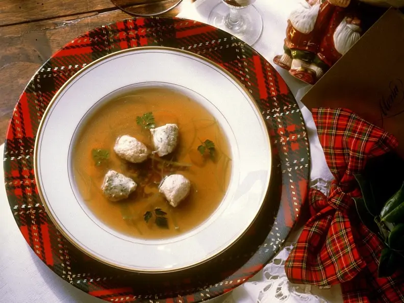 Suppe mit Brätklößchen