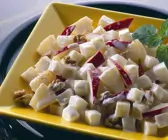 Käsesalat mit Ananas, Äpfeln und Nüssen